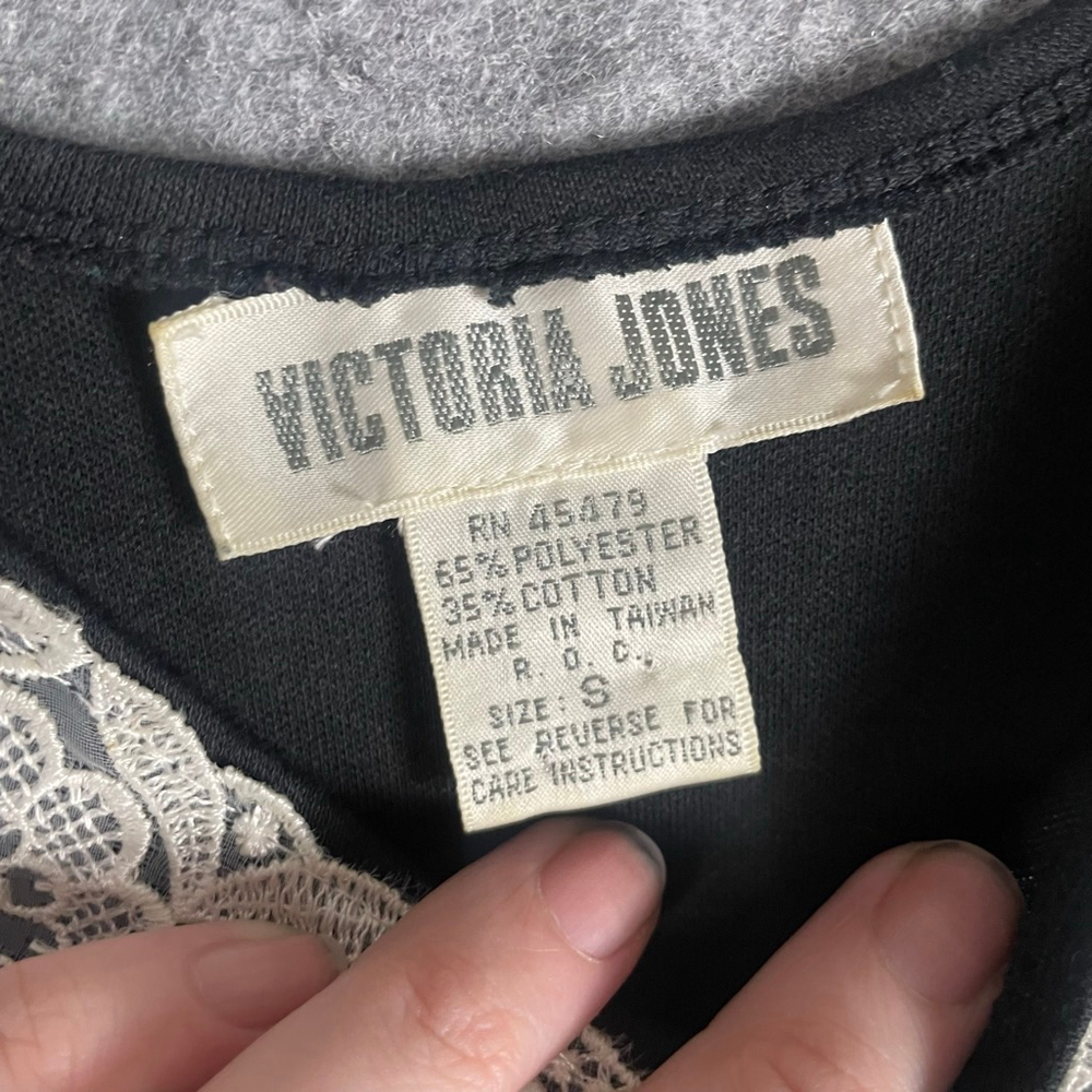 Vintage 90’s Victoria Jones Black Tank Top White Lace Crochet Collar Small - Picture 3 of 4
